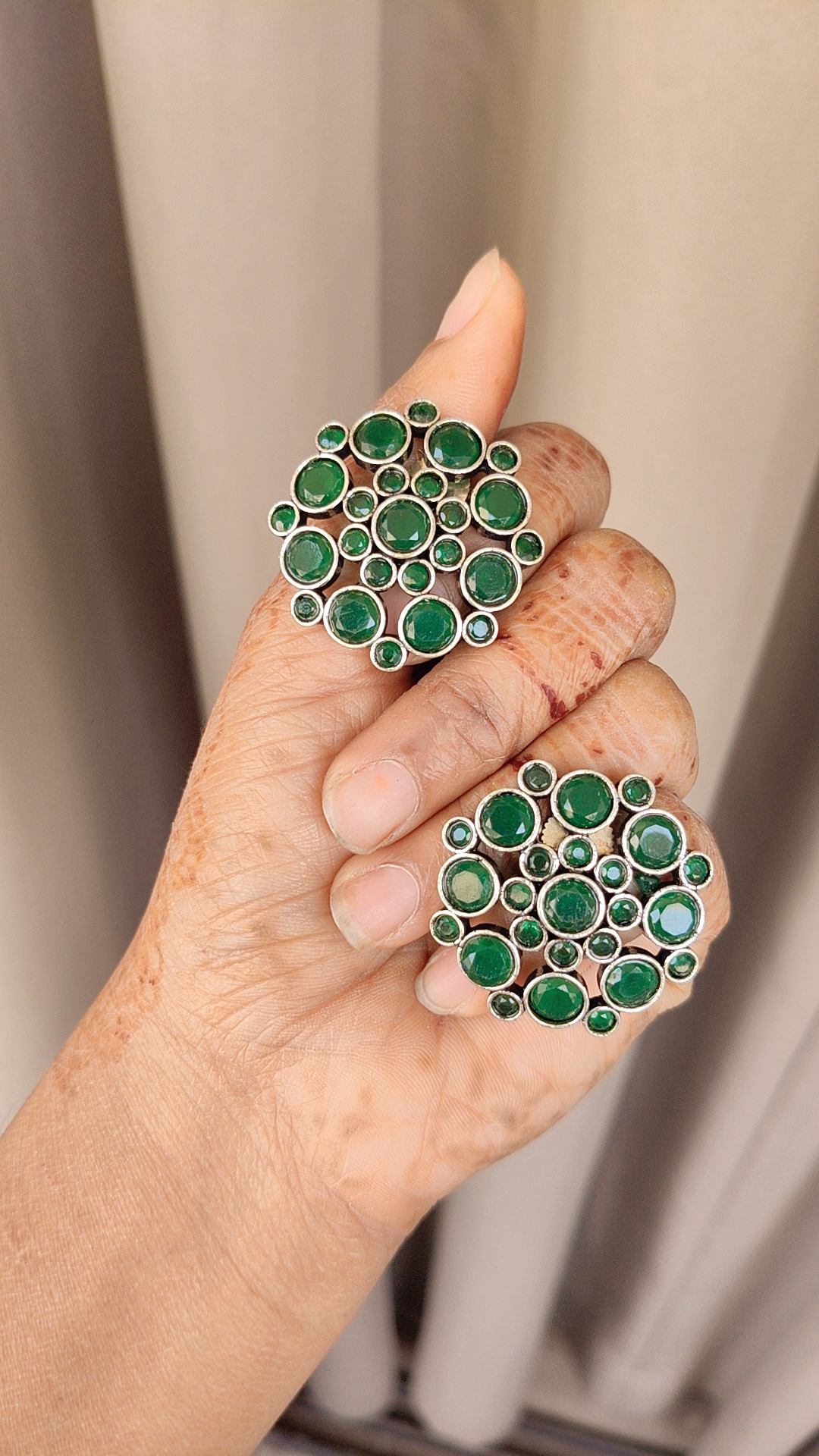 Monalisa stone stud